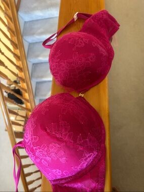 Victoria's Secret Fuchsia Lace Underwire Bra